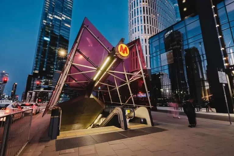 Które przestrzenie biznesowe na Woli mieszczą się w nowoczesnych biurowcach?