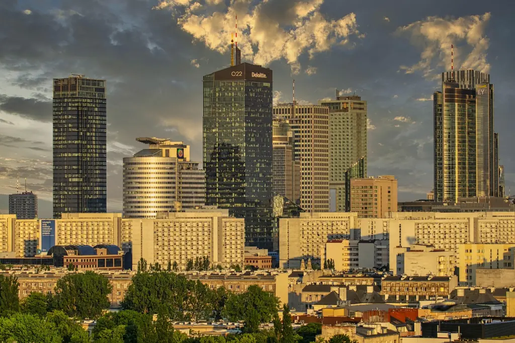 Jakie przestrzenie szkoleniowe znajdują się niedaleko stacji metra Rondo ONZ i Rondo Daszyńskiego?