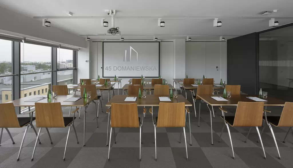 Gdzie w pobliżu ulicy Domaniewskiej można znaleźć nowoczesne sale warsztatowe?