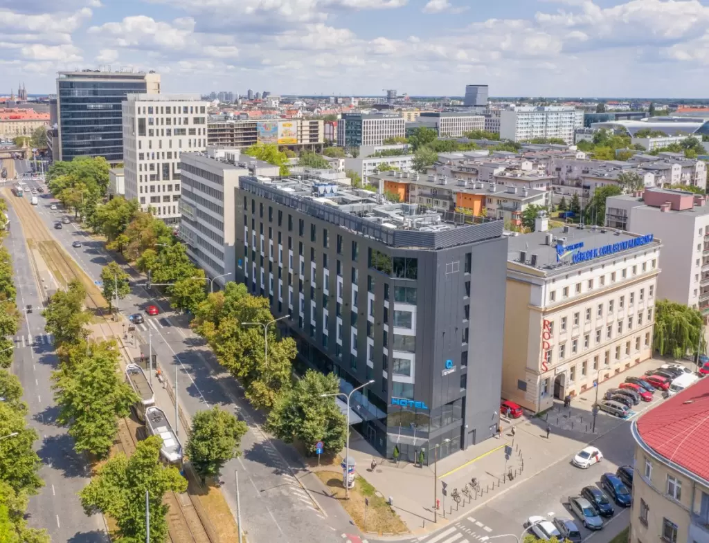 Które ośrodki na konferencje we Wrocławiu lub w okolicach posiadają 4 gwiazdki? 