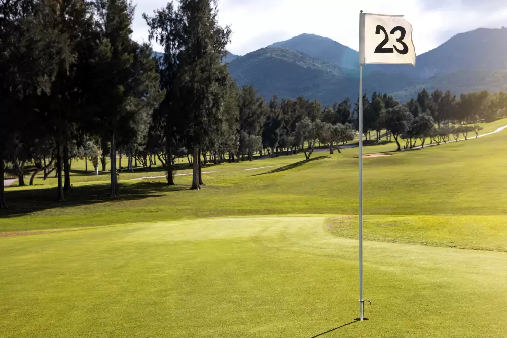 Pomieszczenia biznesowe w okolicach pola golfowego na prestiżowe szkolenie nad morzem 