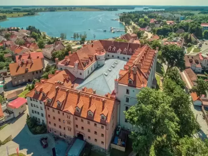 Jakie mazurskie ośrodki na spotkania firmowe posiadają dużą bazę noclegową? 