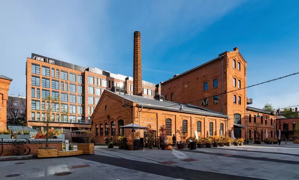 Które przestrzenie warsztatowe na Pradze mieszczą się w postindustrialnych budynkach? 