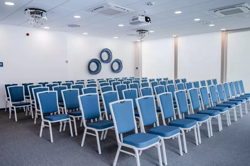 Jakie są atrakcyjne miejscowości na konferencje w tej nadmorskiej aglomeracji?