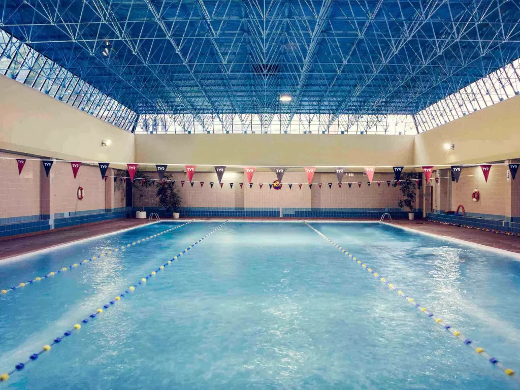 Jakie ośrodki do szkoleń posiadają dostępny basen?