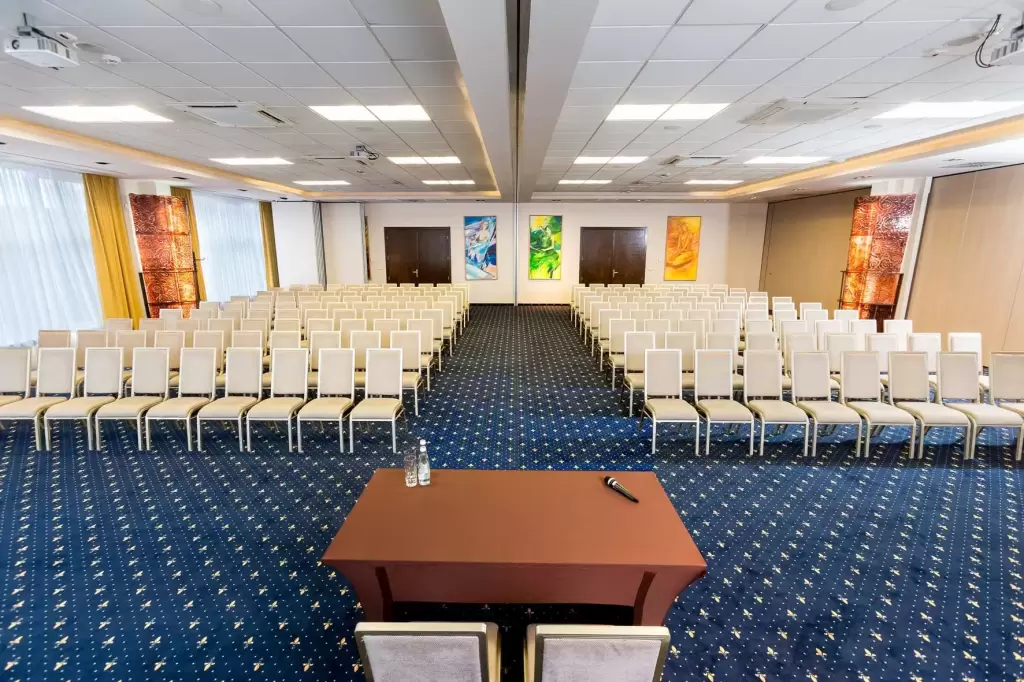 Gdzie zorganizować konferencję na 200 osób w Kielcach lub w okolicach?