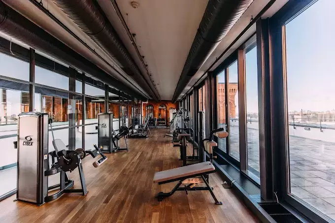 Które kompleksy biznesowe w Łodzi oferują gościom siłownię i zaplecze fitness?