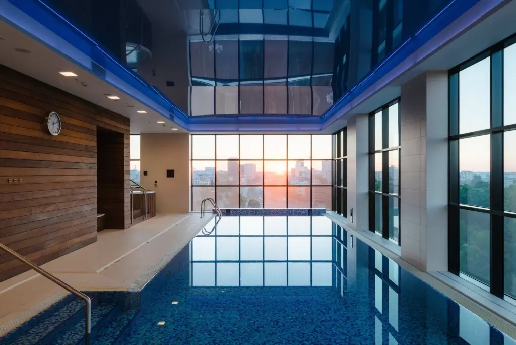 Które hotele w Łodzi lub w jej okolicach posiadają basen?