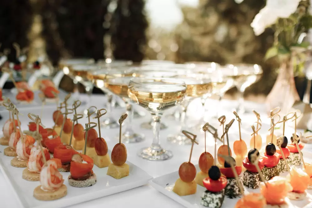 Czy w obiektach szkoleniowych&nbsp;w okolicy sopockiego mola istnieje możliwość zam&oacute;wienia cateringu?