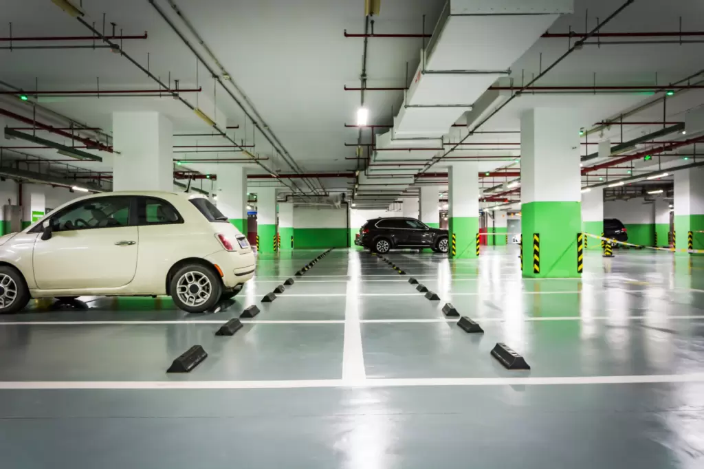 Które hotele w Szczecinie posiadają duży parking?