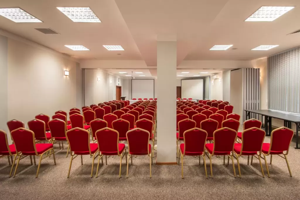 Które przestrzenie na konferencje w Toruniu lub w jego okolicach posiadają 3 gwiazdki?