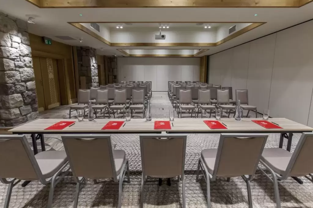 Czy w obiektach konferencyjnych w zimowej stolicy Polski istnieje możliwość zamówienia cateringu?