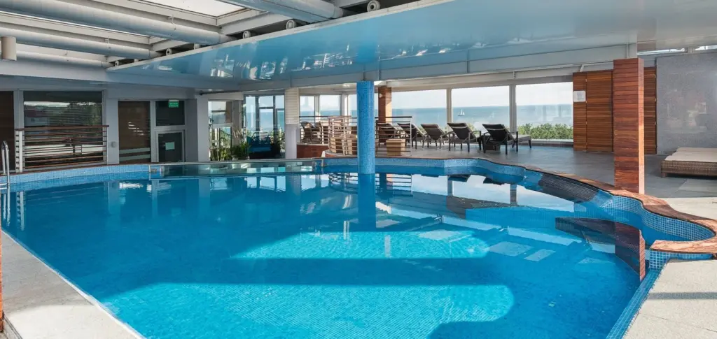 Kt&oacute;re hotele konferencyjne w Władysławowie lub w okolicach posiadają basen?