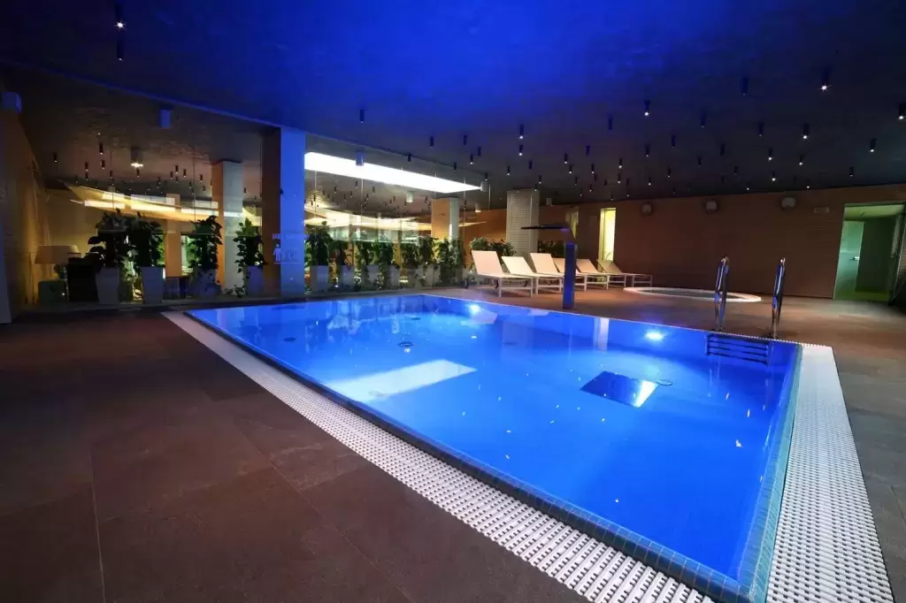 Kt&oacute;re hotele konferencyjne w Międzyzdrojach lub w okolicach posiadają basen?