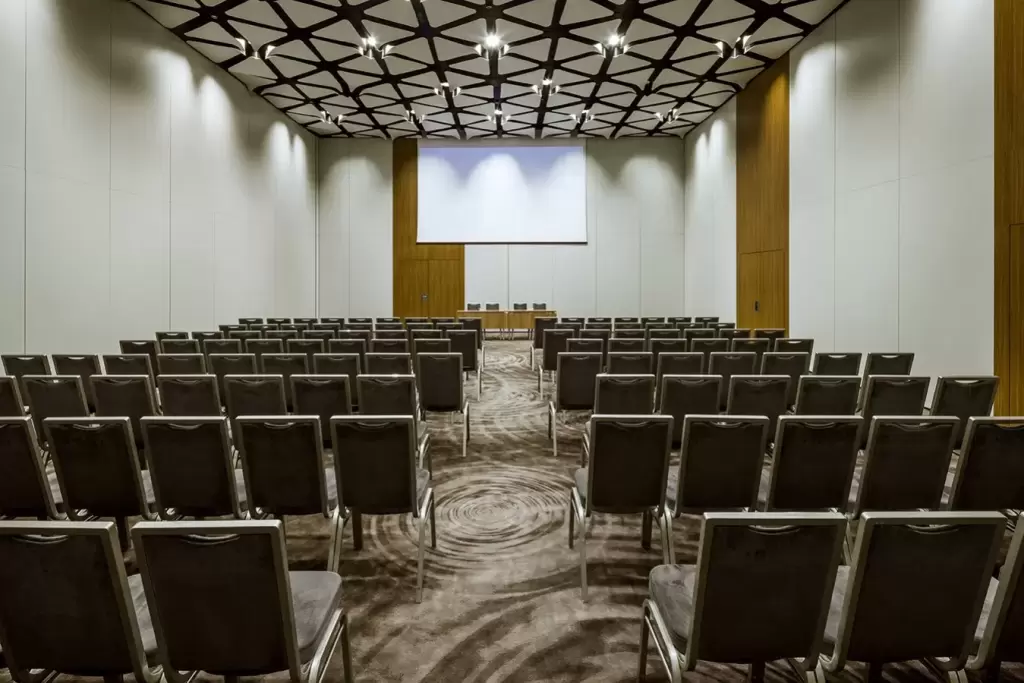 Gdzie zorganizować konferencję na 200 osób w Serocku lub w okolicach?