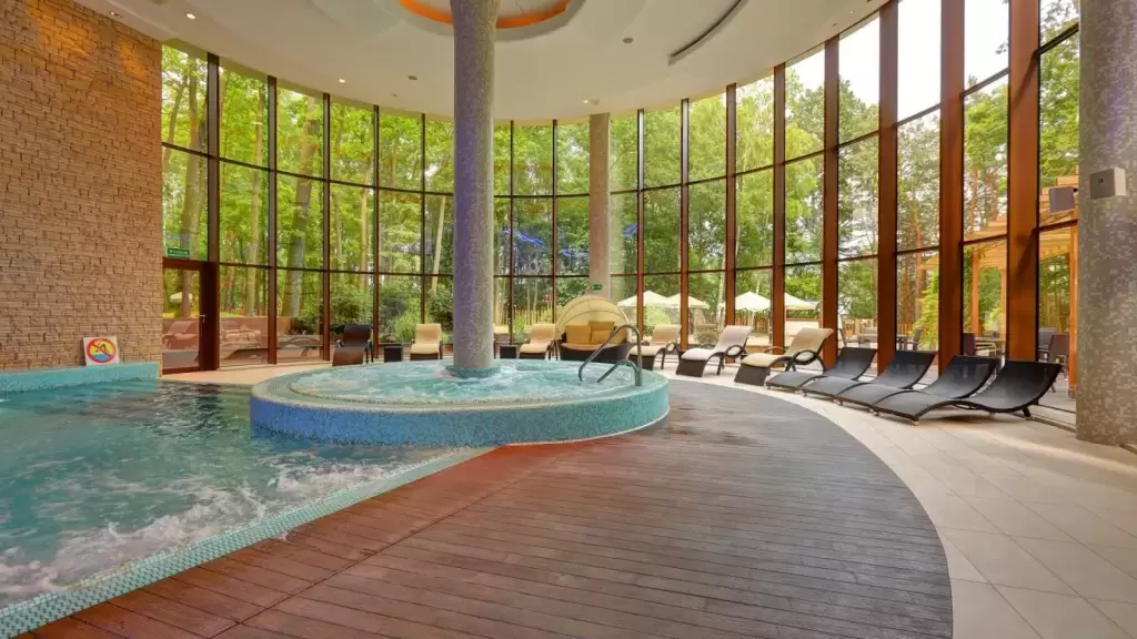 Które hotele konferencyjne w Serocku lub w okolicach posiadają basen?