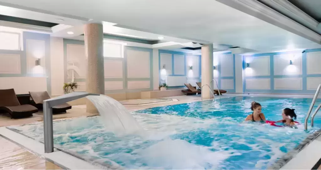 Które hotele konferencyjne w Elblągu lub w okolicach posiadają SPA i odnowę biologiczną?