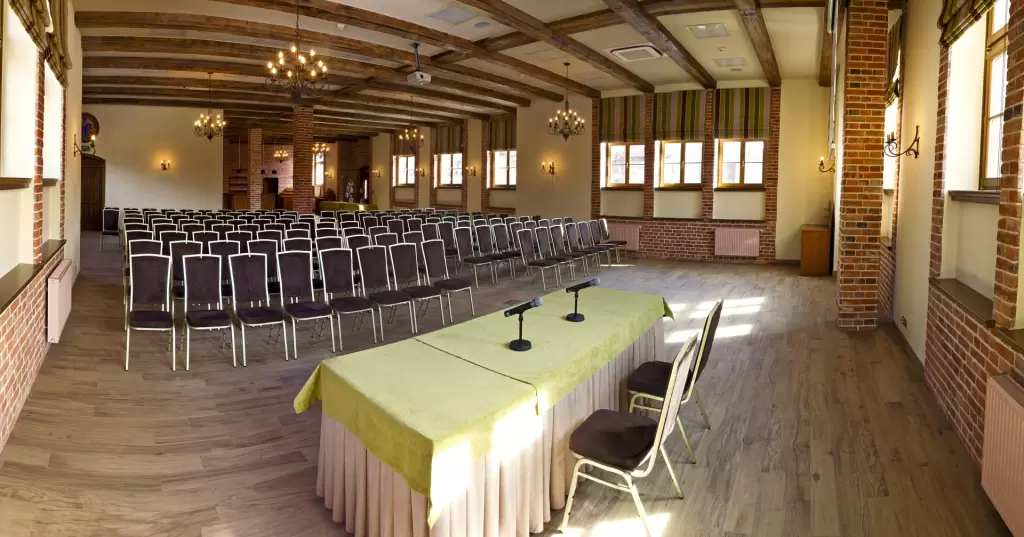 Gdzie zorganizować event firmowy na 100 osób w Elblągu lub w okolicach?