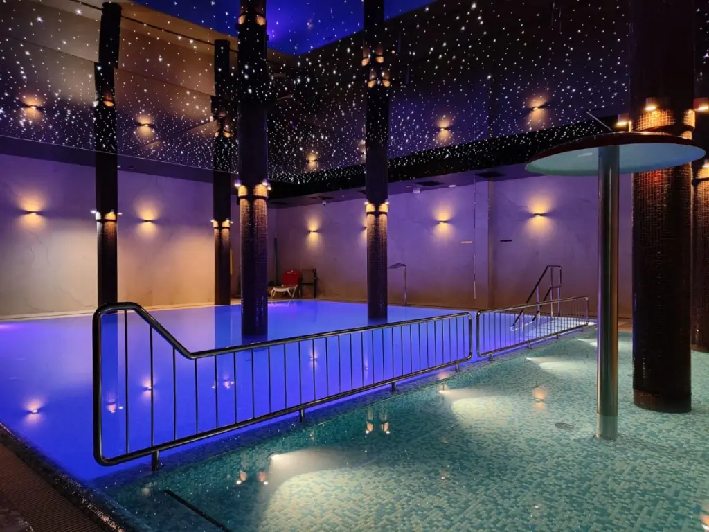 Kt&oacute;re hotele konferencyjne w Ustroniu Morskim lub w okolicach posiadają Spa i odnowę biologiczną?