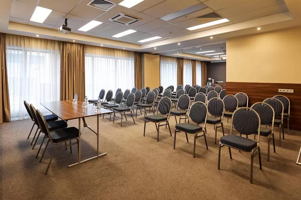 Jakie są atrakcyjne miejscowości na konferencje w okolicy Ciechanowa?