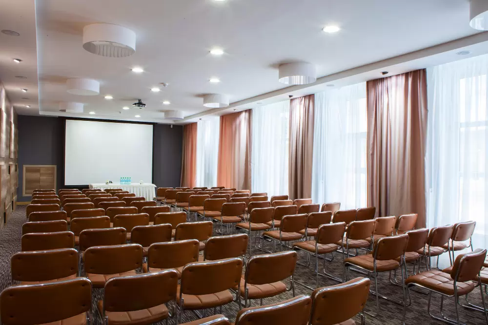 Gdzie zorganizować event firmowy na 100 os&oacute;b w Ciechanowie lub w okolicach?