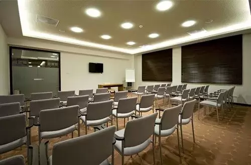 Jakie są atrakcyjne miejscowości na konferencje w okolicy Ostrołęki?