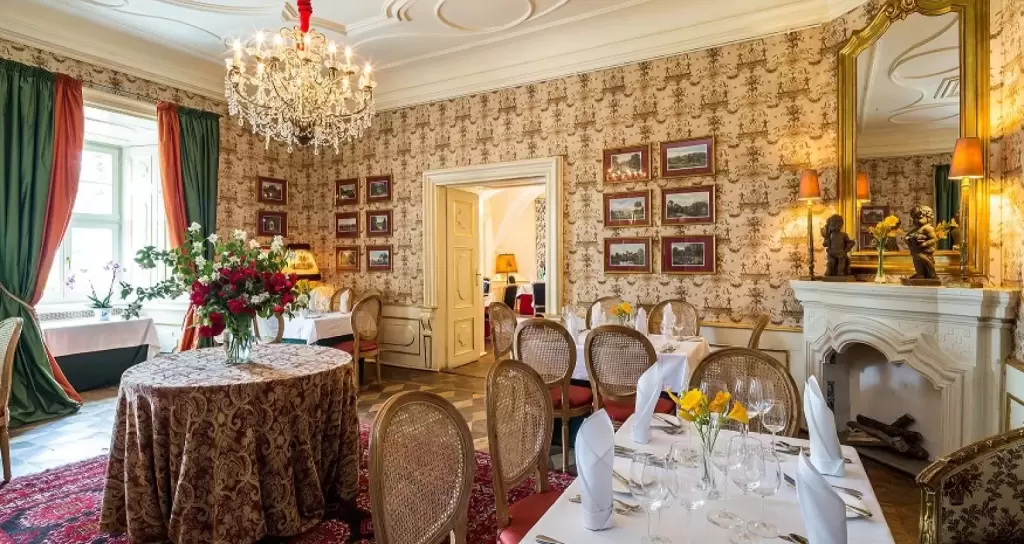 Który obiekt w Jeleniej Górze oferuje szkolenia i konferencje w niskich cenach?