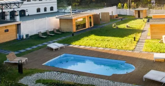 Kt&oacute;re hotele konferencyjne w Wałbrzychu lub w okolicach posiadają basen?