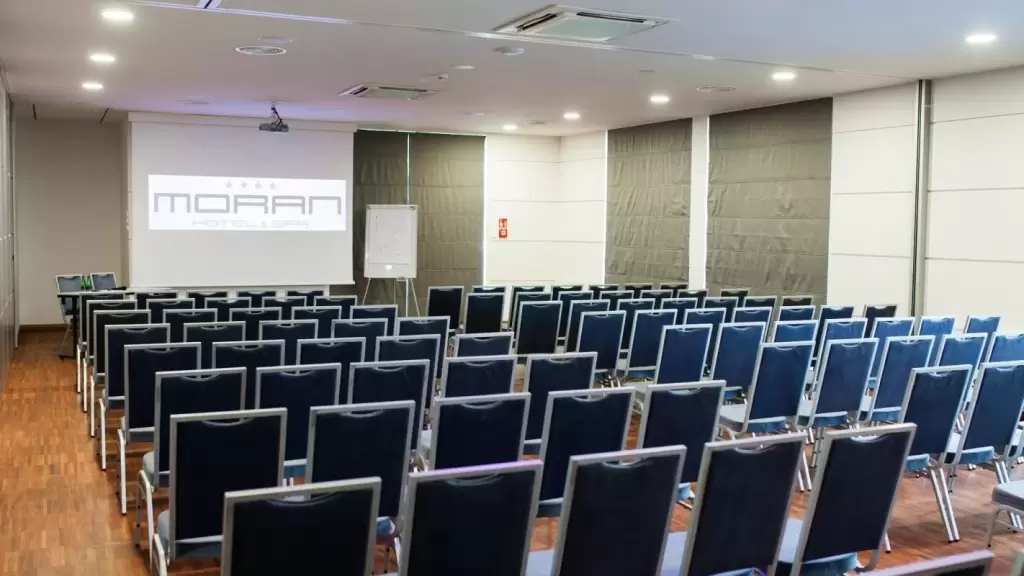 Które hotele w Gnieźnie lub w okolicach posiadają 4 gwiazdki?