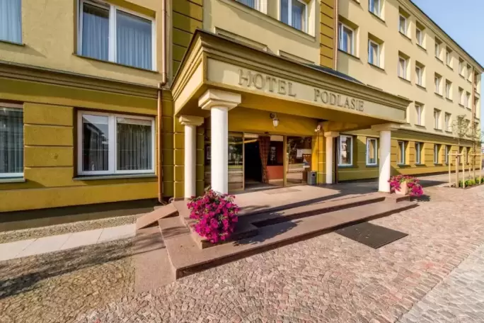 Które hotele konferencyjne w Białymstoku lub w okolicach posiadają parking?