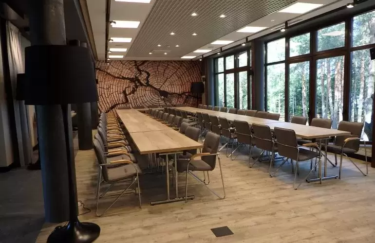 Które obiekty w pobliżu oferują sale konferencyjne na 300 osób?