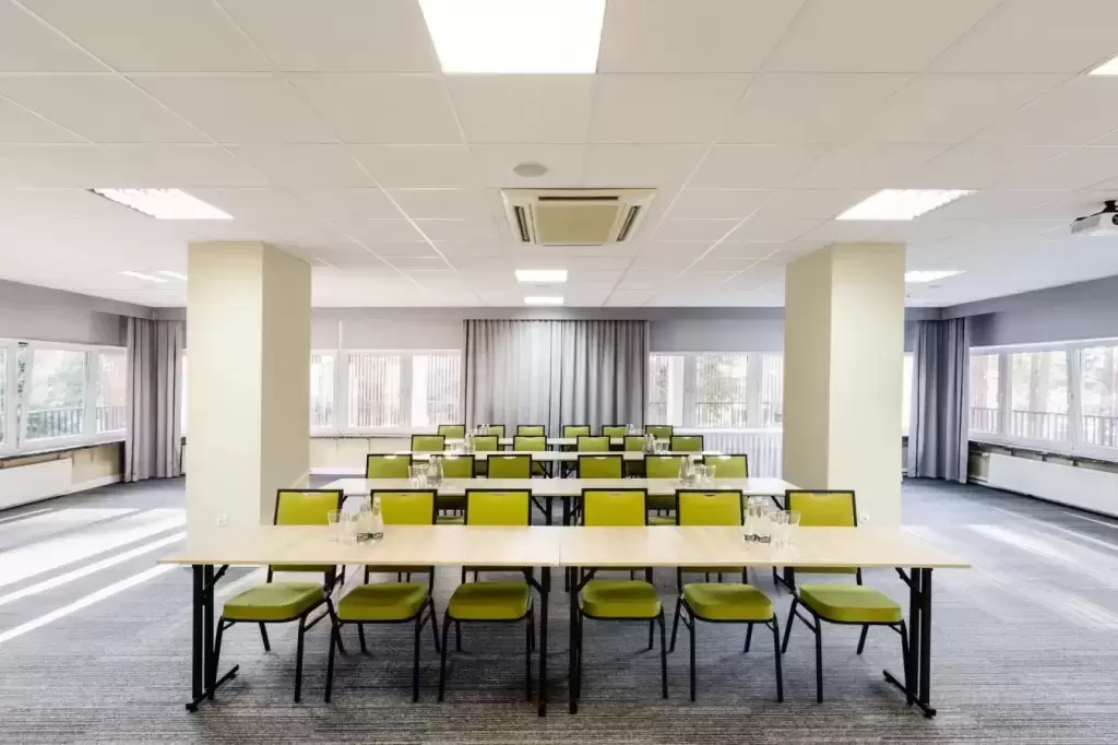 Jakie obiekty w regionie oferują najwyższy standard usług konferencyjnych?