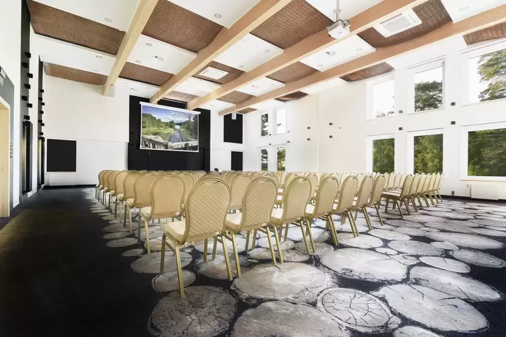 Kt&oacute;re hotele konferencyjne w mieście i okolicach posiadają 4 gwiazdki?