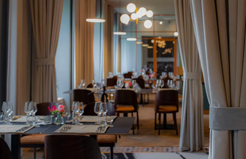 Jakie lokale w Zielonej G&oacute;rze oferują przestrzeń na kameralne spotkania biznesowe do 50 os&oacute;b?&nbsp;