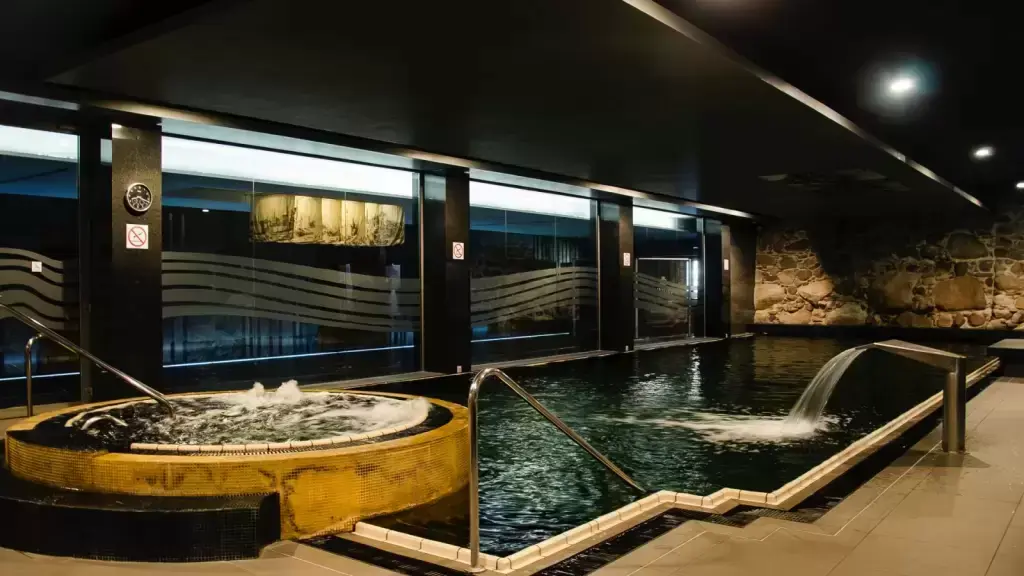 Które hotele konferencyjne w Bartoszycach lub w okolicach posiadają Spa i odnowę biologiczną?