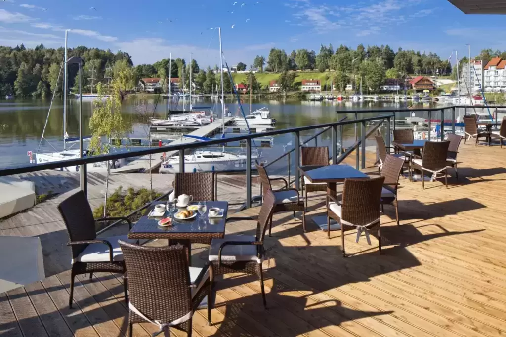 Które obiekty konferencyjne w tej części Mazur zapewniają widok na jezioro?