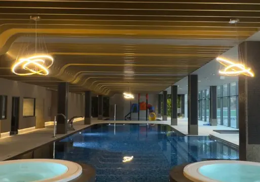 Które hotele konferencyjne w Węgorzewie lub w okolicach posiadają basen?