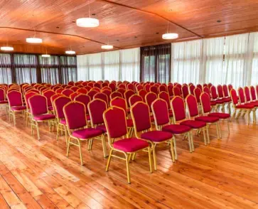 Które hotele konferencyjne w Węgorzewie lub w okolicach posiadają 4 gwiazdki?