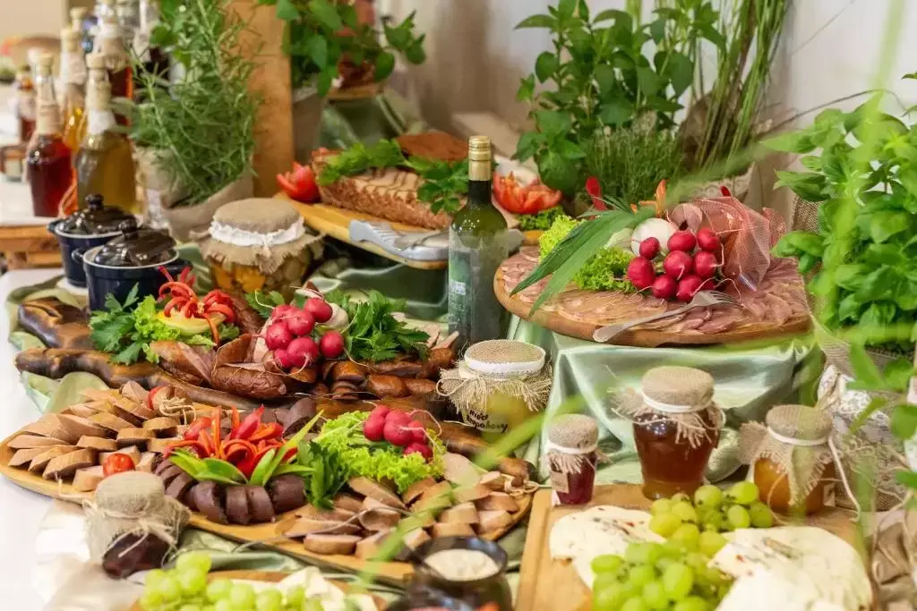 Czy w obiektach konferencyjnych w Ełku istnieje możliwość zam&oacute;wienia cateringu?