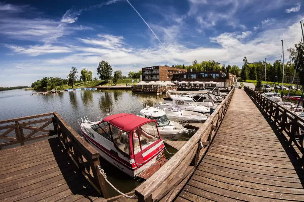 Jakie obiekty szkoleniowe w Iławie posiadają widok na jezioro?