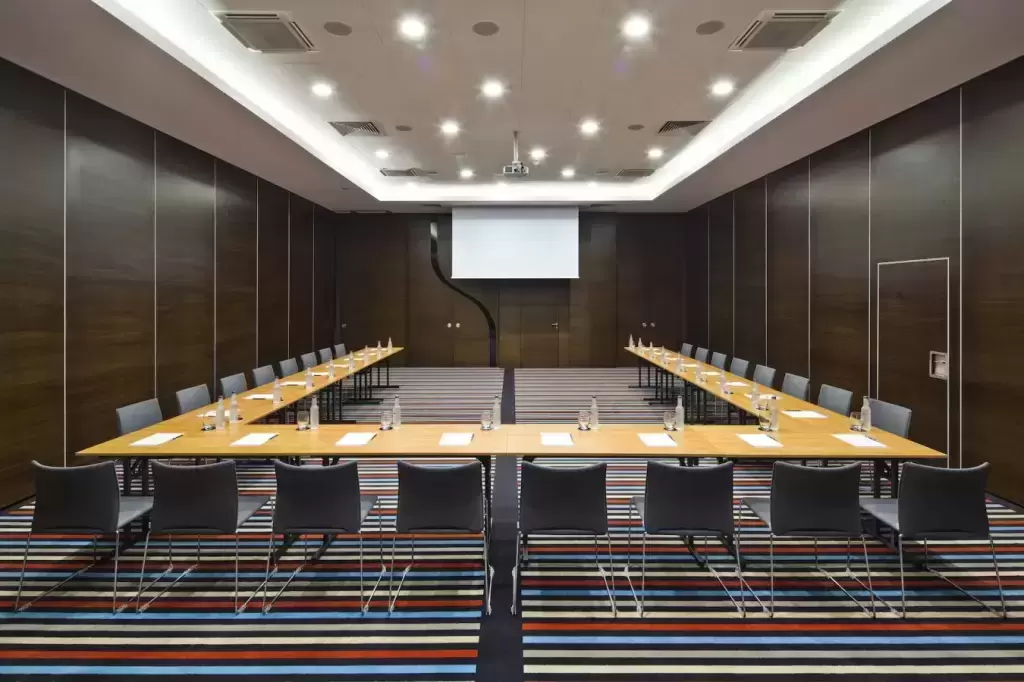 Gdzie zorganizować konferencję na 100 os&oacute;b w Ruciane-Nida lub w okolicach?