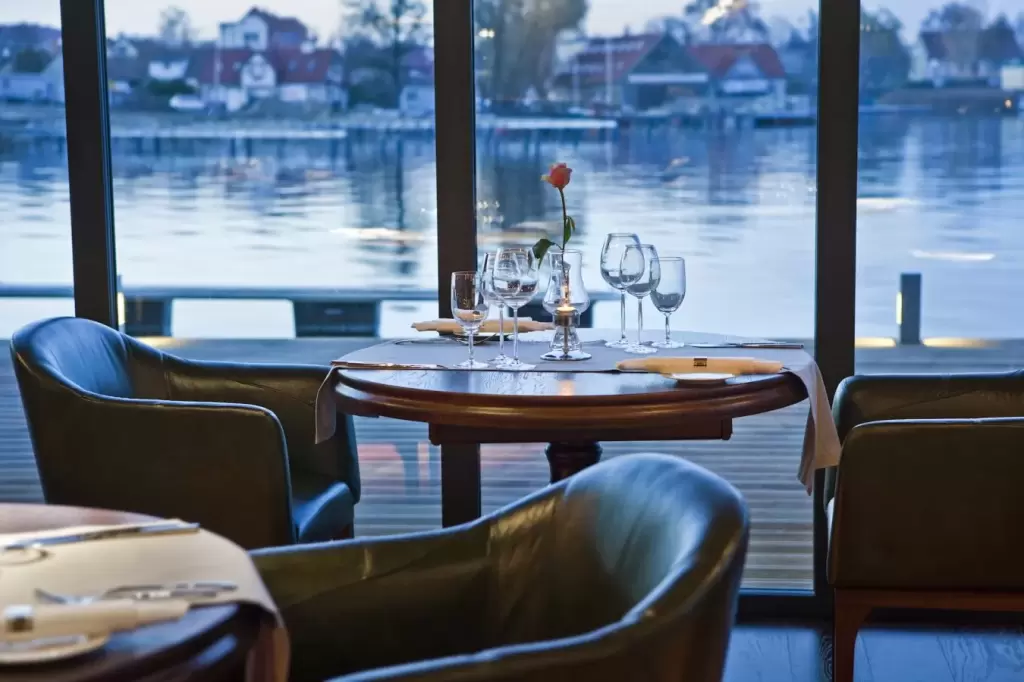 Kt&oacute;re hotele konferencyjne w Ruciane-Nida lub w okolicach posiadają 4 gwiazdki?