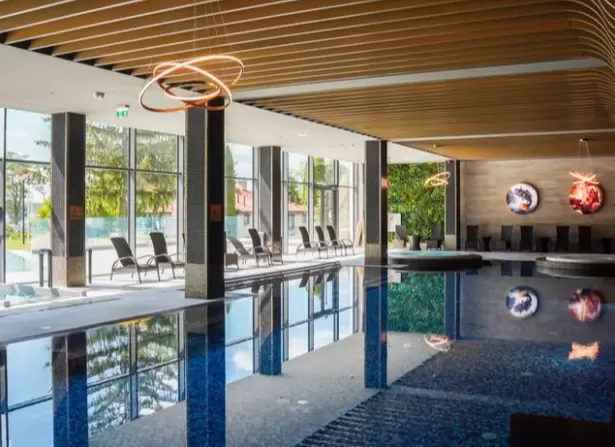 Kt&oacute;re hotele konferencyjne w Ruciane-Nida lub w okolicach posiadają posiadają Spa i odnowę biologiczną?