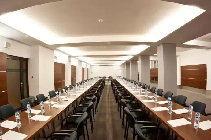 Jakie hotele konferencyjne z 4 gwiazdkami znajdują się w okolicznych miejscowościach?