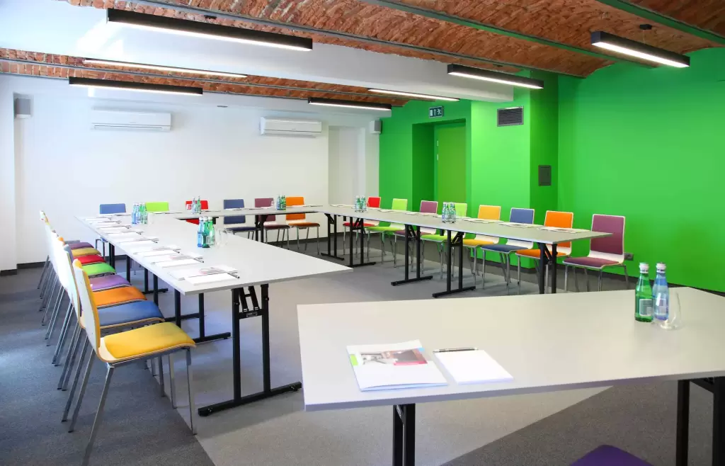 Kt&oacute;re hotele konferencyjne w mieście Pabianice lub w okolicach posiadają 4 gwiazdki?