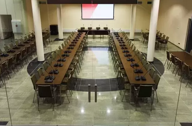 Kt&oacute;re obiekty organizujące konferencje&nbsp;w Suwałkach oferują sale na 200 os&oacute;b?