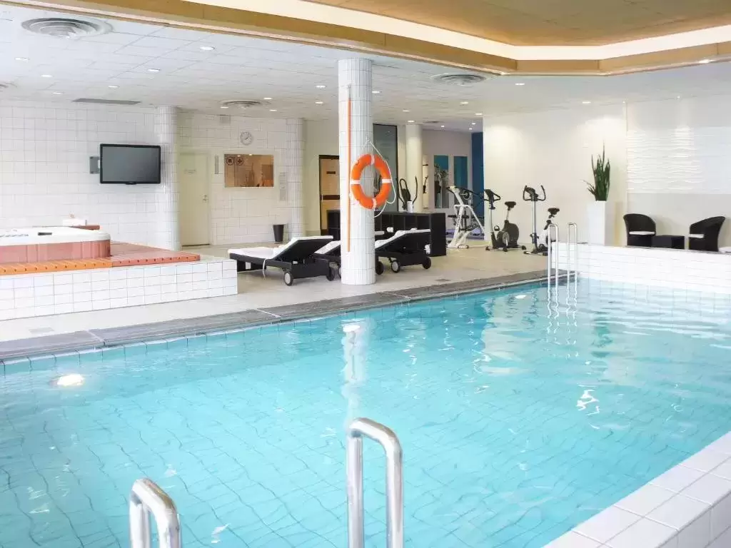 Które hotele konferencyjne na terenie Katowic lub w pobliżu posiadają basen?