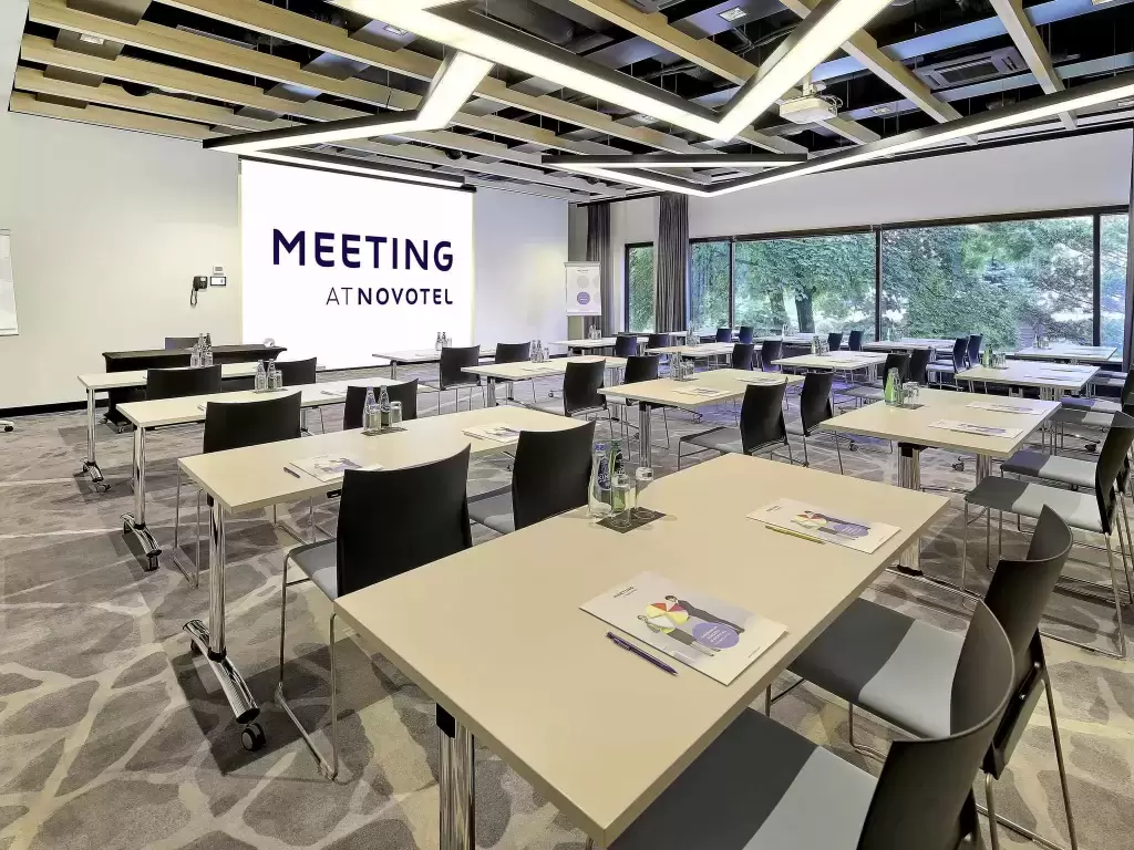 Które hotele konferencyjne na terenie Katowic lub w pobliżu posiadają basen?