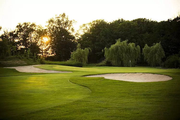 Obiekty w okolicach pola golfowego na prestiżowe szkolenie 