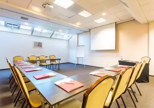 Które sale w otoczeniu lubuskich lasów i jezior pomieszczą około 100 uczestników?
